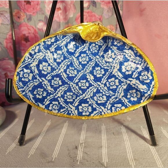 DECOUPAGE CLAM SHELL DECOUPAGE BLUE PATTERN ON A CLAM SHELL TRINKET DISH - Picture 1 of 11